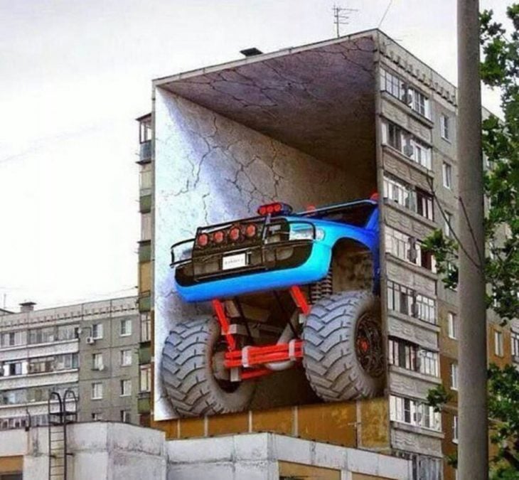 Graffitti de un monster truck "estacionado" en un edificio