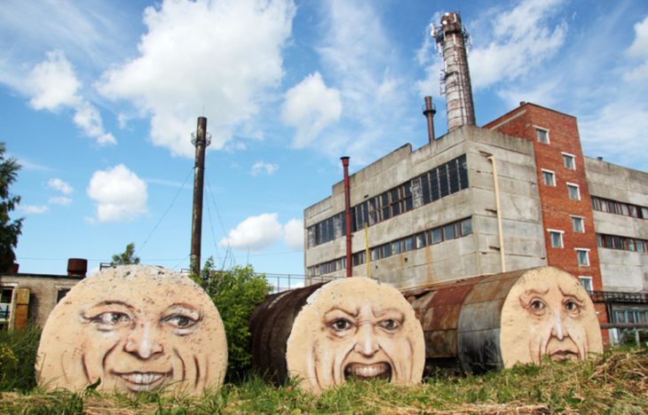 Graffitti de ductos con rostros