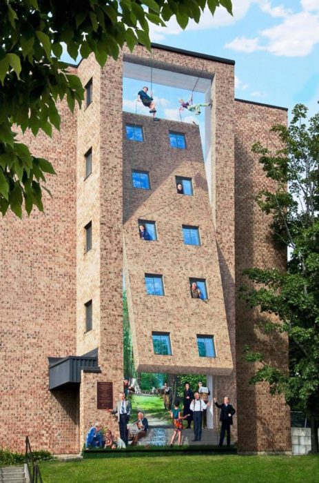 Graffitti de un edificio que se levanta y es el pasadizo a un jardín secreto