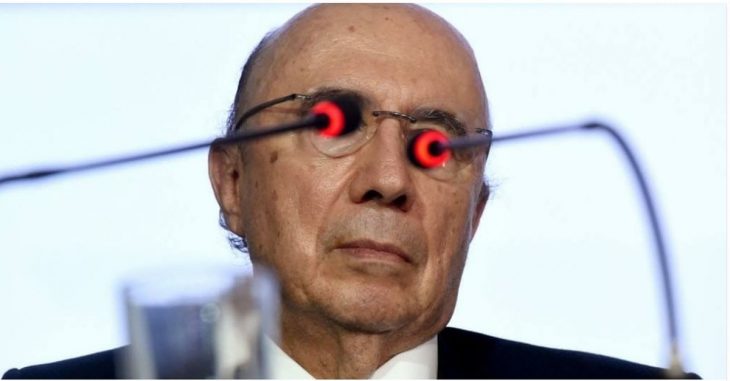 Ministro de Hacienda de Brasil, Henrique Meirelles, con micrófonos cubriendo sus ojos