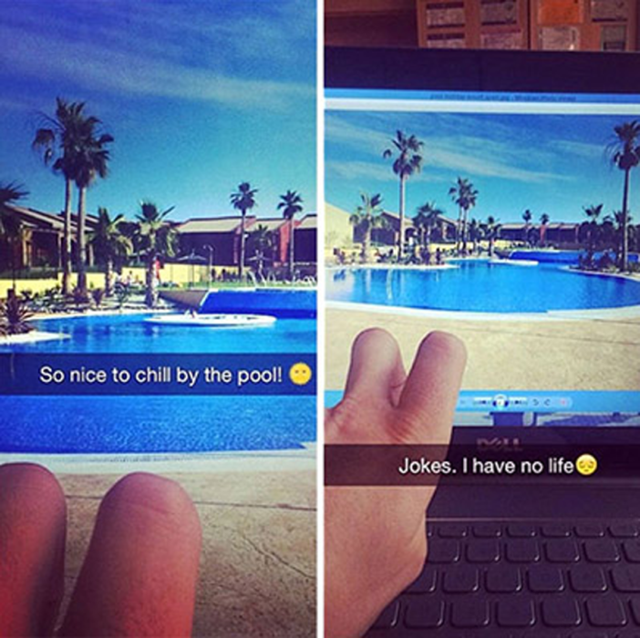 Fotos recortadas: Foto de una persona bronceándose frente a una alberca; en la foto real son sus dedos enfrente de la pantalla de la computadora