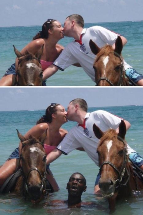 Fotos recortadas: Una pareja en el mar montando a caballo se están besando, en la foto completa se ve a la persona que los pasea con el agua casi cubriéndole