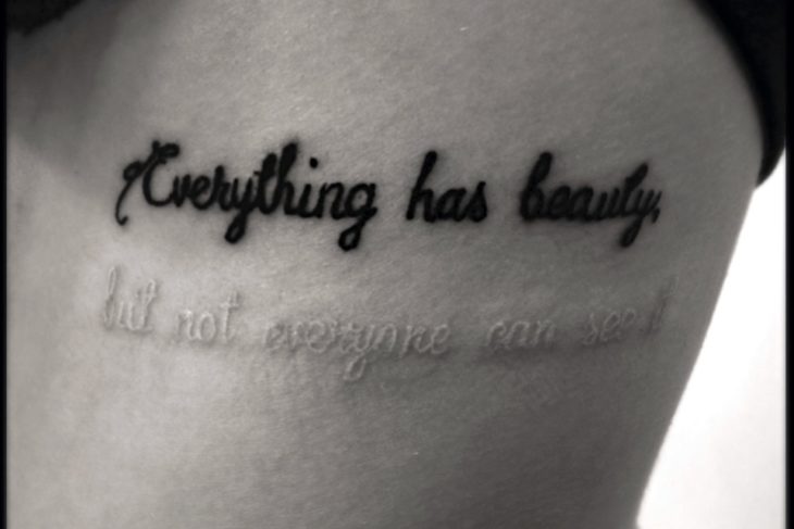 Tatuaje con una frase y una parte visible y otra parte invisible