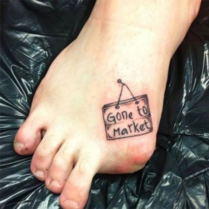 Hombre sin el dedo gordo del pie y un tatuaje que dice GONE TO MARKET