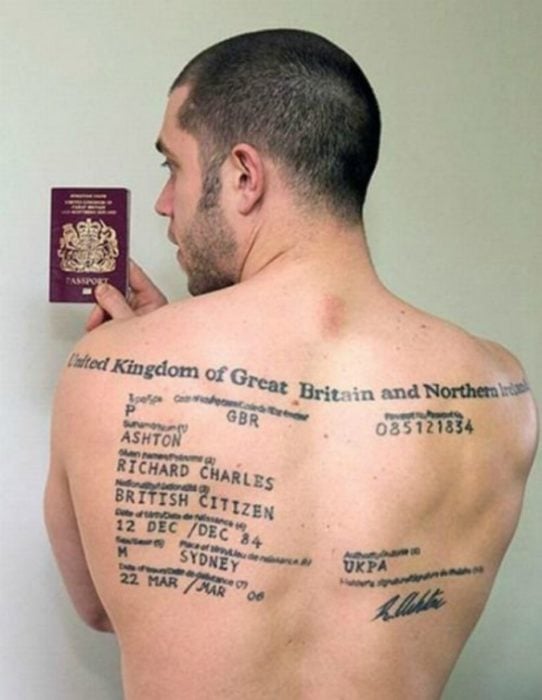 Hombre con todos los datos de su pasaporte tatuados en la espalda