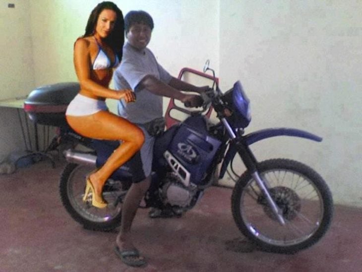 Pareja en moto photoshop fail