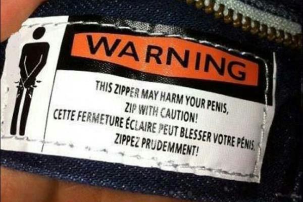 Advertencia de un pantalon que dice que el cierre puede causar daños al pene de la persona