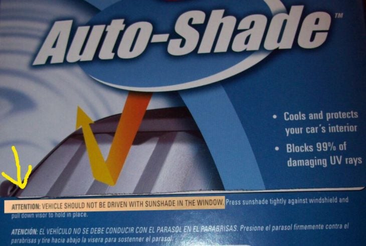 Advertencia en un protector solar para parabrisas que dice que no se debe usar cuando se esté manejando