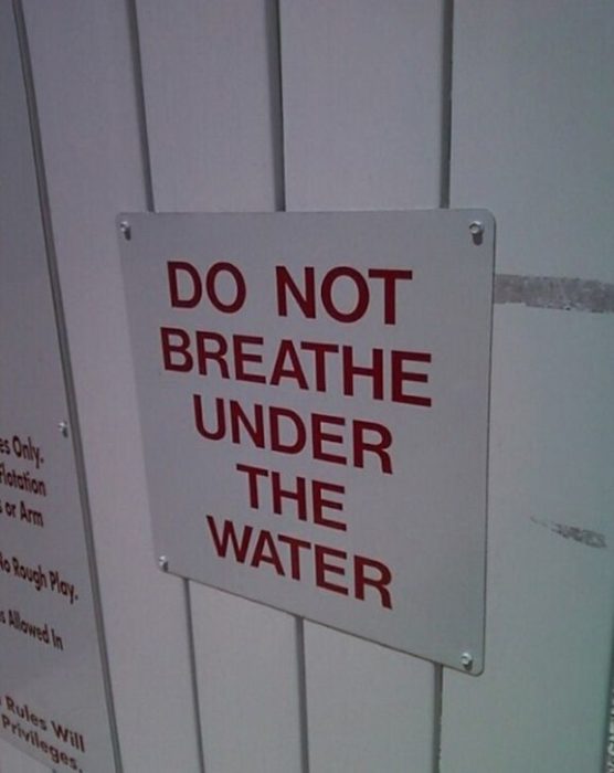 Letrero que dice que no se debe respirar debajo del agua