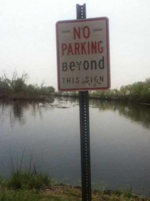 Letrero que dice que no se estacionen en el lago