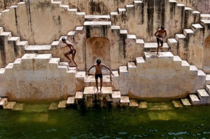 niños en chand baori