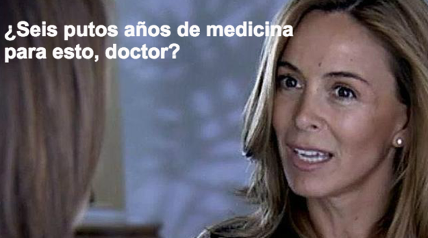 mujer cuestionando a médico