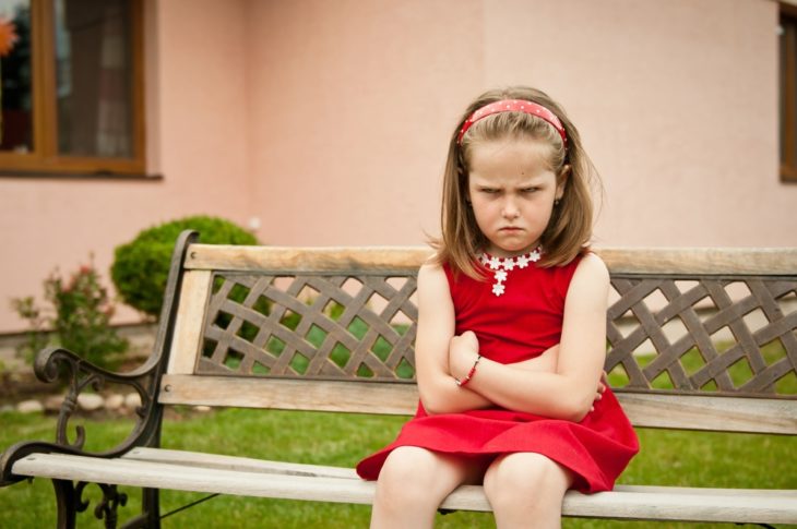 niña molesta en banca