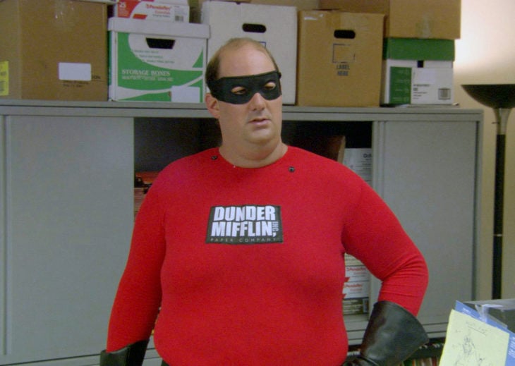 the office hombre disfrazado de superheroe