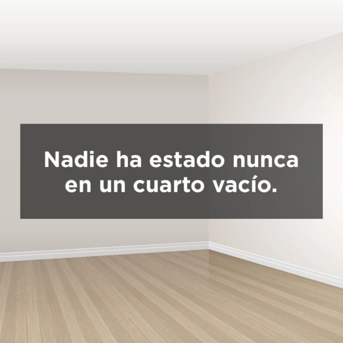 CUARTO VACÍO COLOR BLANCO Y PISO LAMINADO