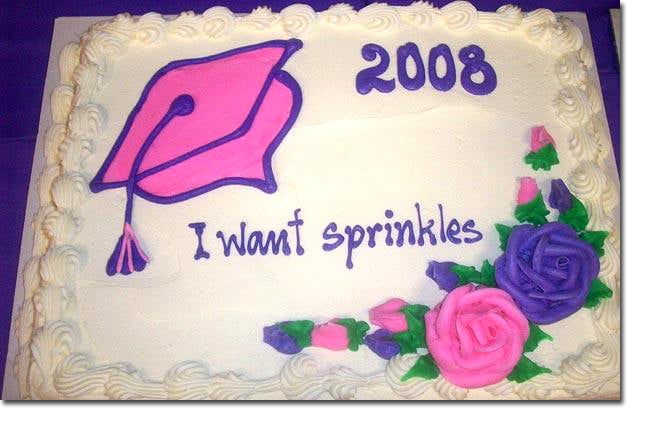 Pastel desastroso. pastel de graduación que dice i want sprinkles