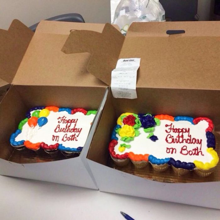 Pastel desastroso. Dos pasteles de cumpleaños que dicen: feliz cumpleaños en los dos