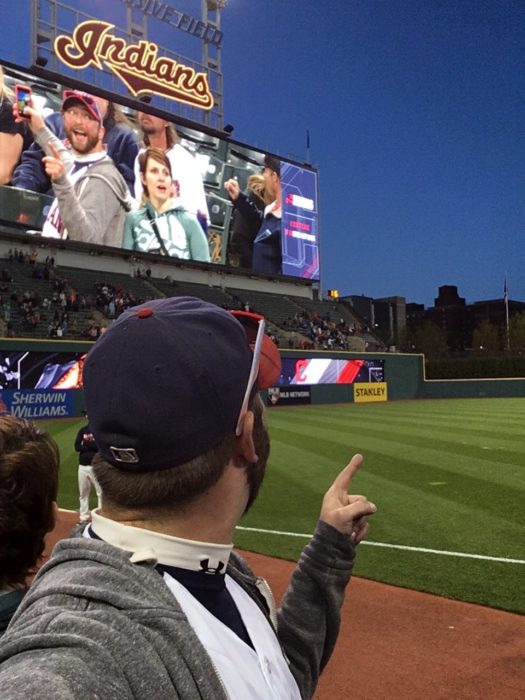 Hombre tomando selfie de su foto en estadio