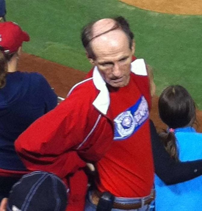 Hombre calvo en juego de baseball