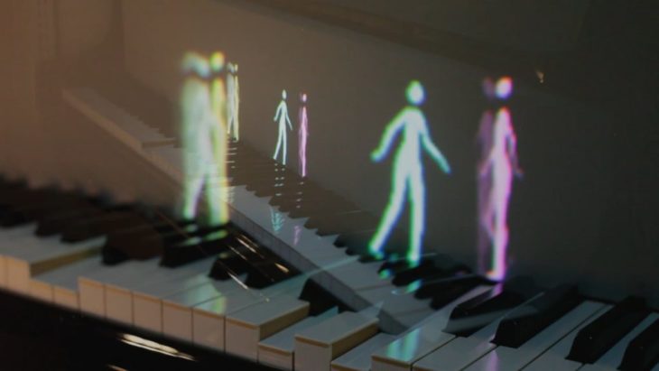 figuras luminosas tocando el piano