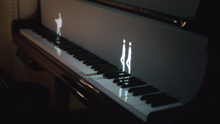 Figuras luminosas danzando sobre las teclas de un piano