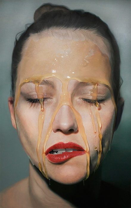 Mike Dargas mujer con miel en la cara