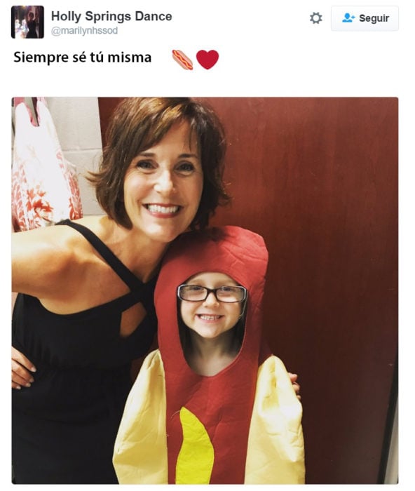 Maestra se toma foto con la alumna que decidió ir vestida como hot dog y no como princesa