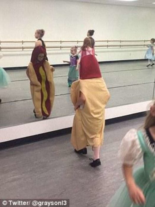 Niña vestida como hot dog en clase de danza