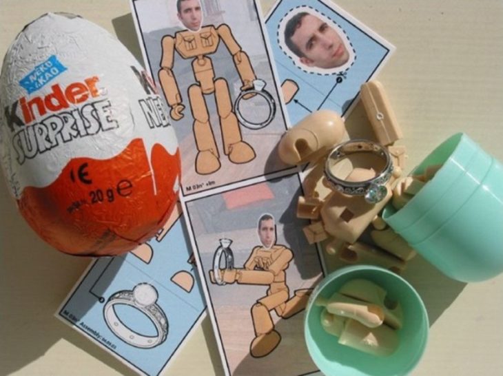 Propuesta: Un kinder sorpresa con la foto del novio y una figurita y un anillo