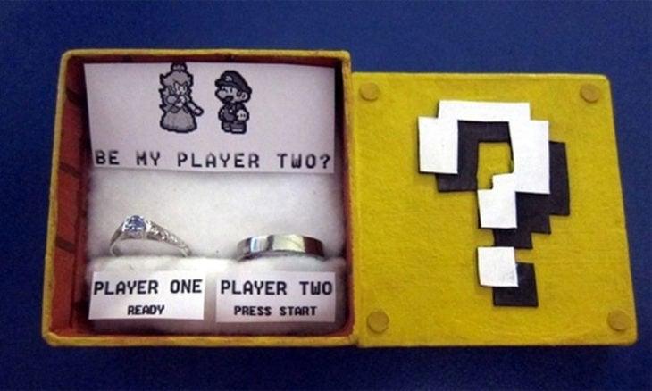 Propuesta: Una caja con dos anillos y la pregunta ¿quieres ser mi segundo jugador? con la princesa y mario bros. 