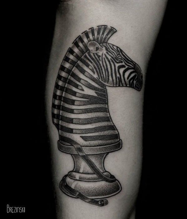 tatuaje de una pieza de ajedrez como zebra