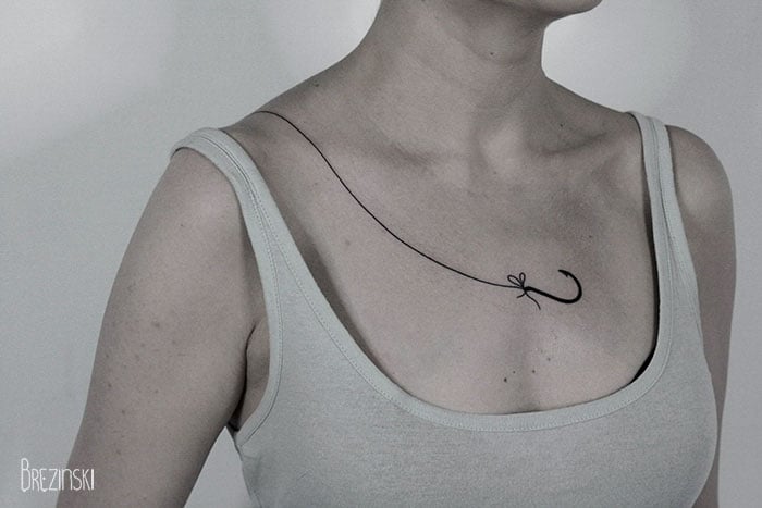 Tatuaje de arpón en pecho de mujer