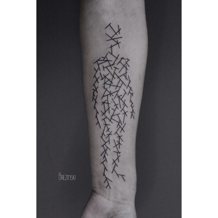 Tatuaje de silueta humana en antebrazo