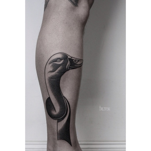 tatuaje surrealista de ganso en pantorrilla