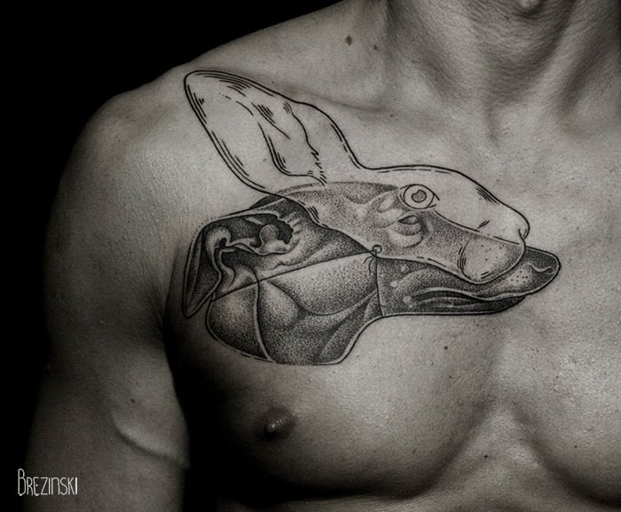 tatuaje surrealista de un perro con máscara de conejo
