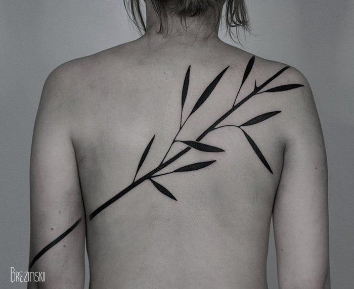 tatuaje rama de bambú en espalda