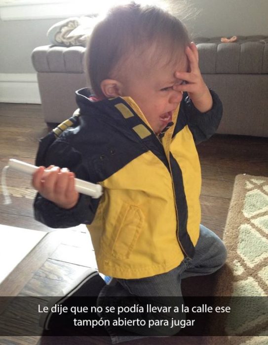 Niño llorando con tampón en la mano