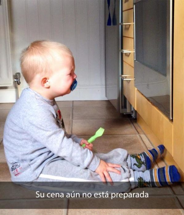 Niño llorando delante del horno de estufa