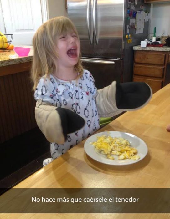 Niña llorando en la cocina con guantes 