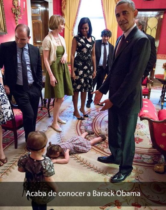 niña tendida en el piso junto a Obama