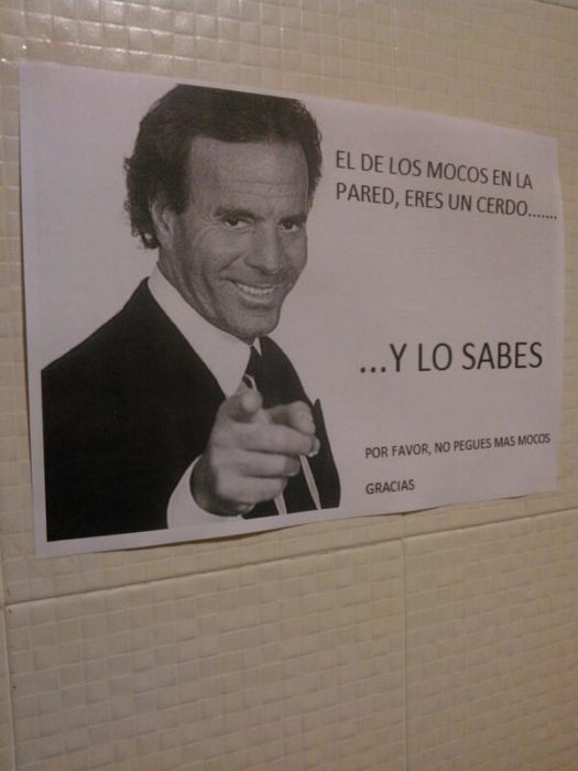 meme mocos en el baño de la oficina