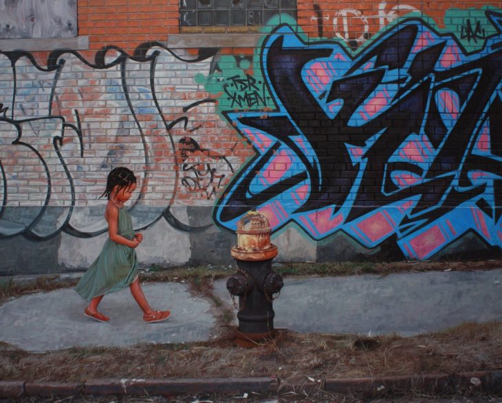pintura niña camina por las calles llenas de graffitti
