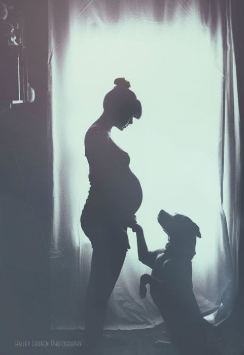 fotografía a blanco y negro de maternidad y perrito