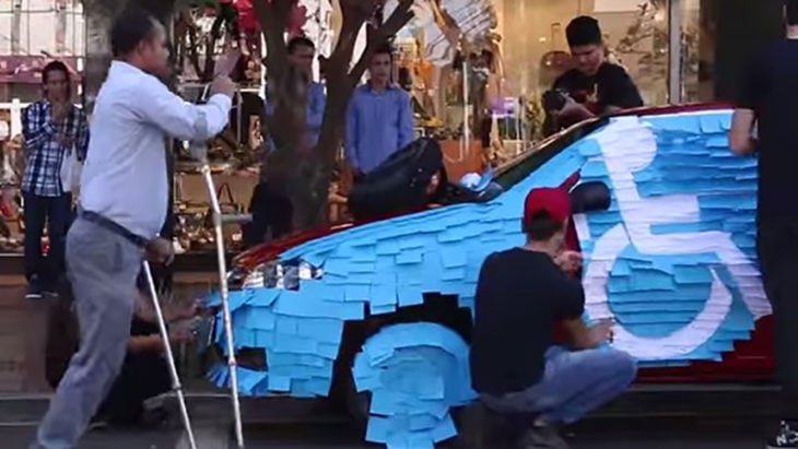 carro lleno de post its