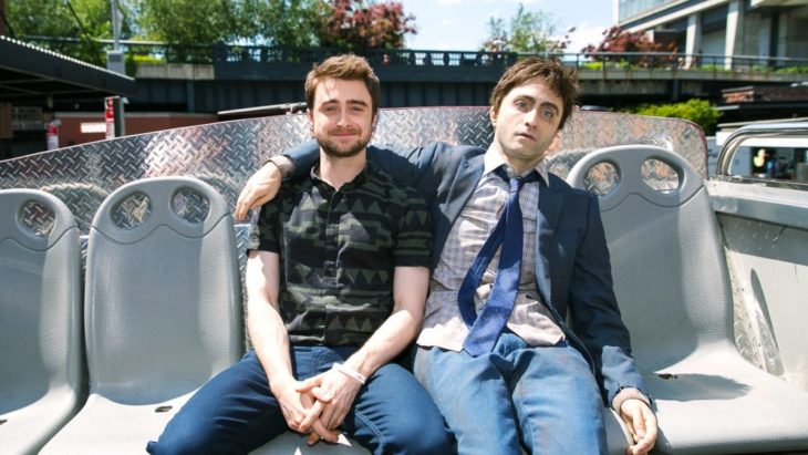 fotografía de daniel radcliffe y su muñeco muerto