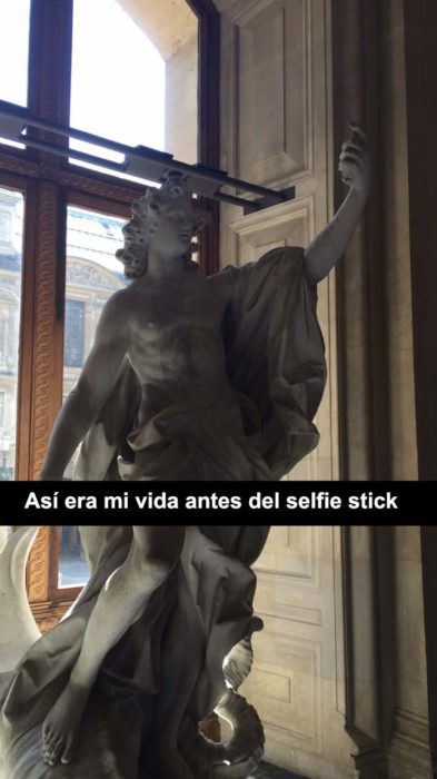 escultura que parece tiene un celular