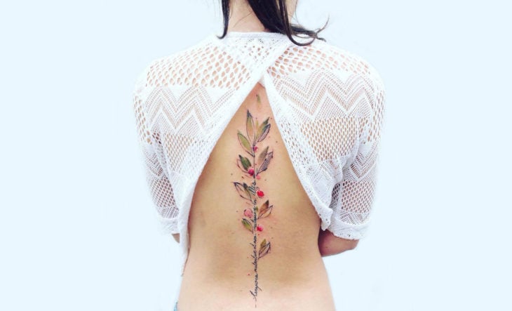 hermoso tatuaje de flores en la espalda de una mujer