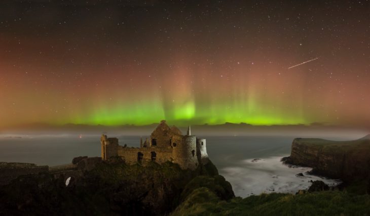 aurora boreal sobre castillo