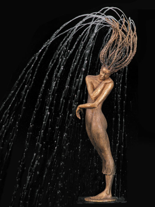 fuente de mujer emerge de sus cabellos el agua