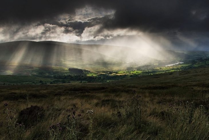 cielo sobre colinas irlandesas